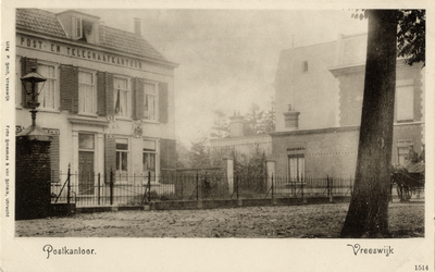 15074 Gezicht op de voorgevel van het postkantoor te Vreeswijk uit het zuidoosten; met rechts de linkergevel van de ...